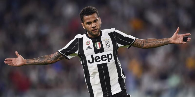 Dani Alves có nhiều đóng góp cho mọi hoạt động