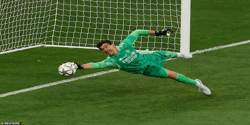 Courtois người có những pha lăn xả và cản phá bóng xuất thần trong ĐTQG Bỉ